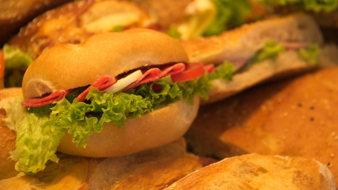 baeckerei-schlegl-neuburg-salami-semmel-mit-gurken-salat-und-ei