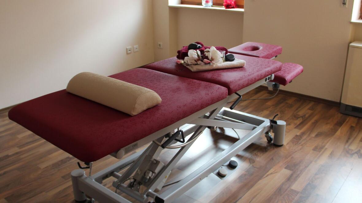 dieter-geier-praxis-fuer-physiotherapie-neuburg-rote-bequeme-massageliege-