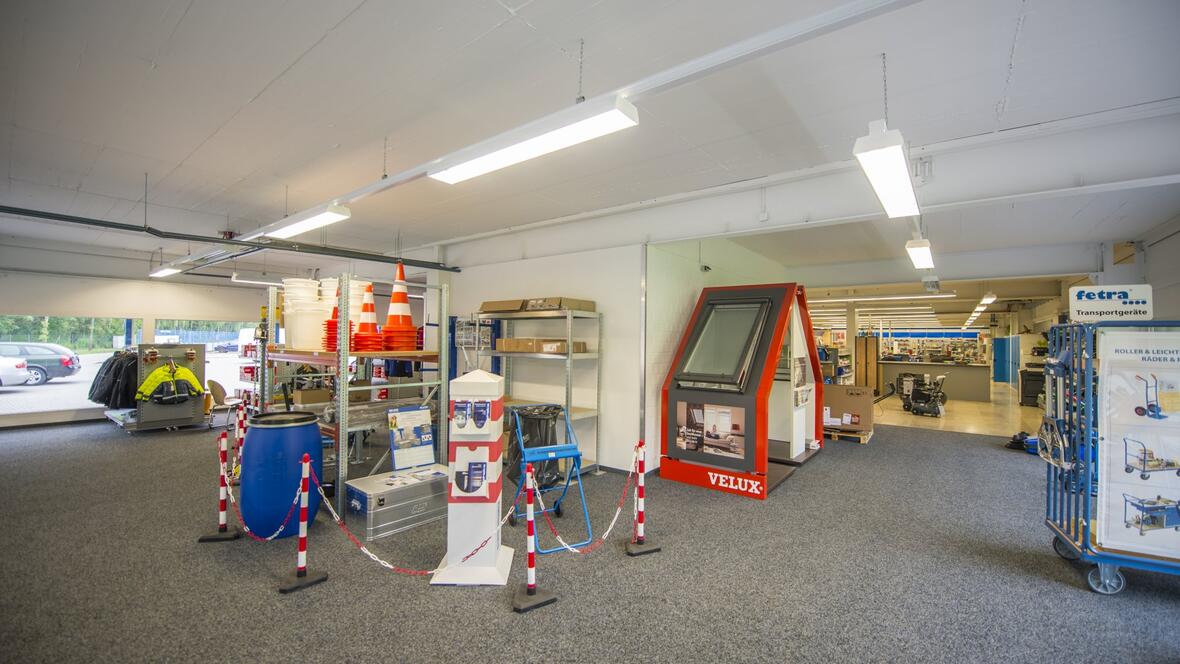 grosse-gut-beleuchtete-ausstellungsraeume-zum-anschauen-der-ware