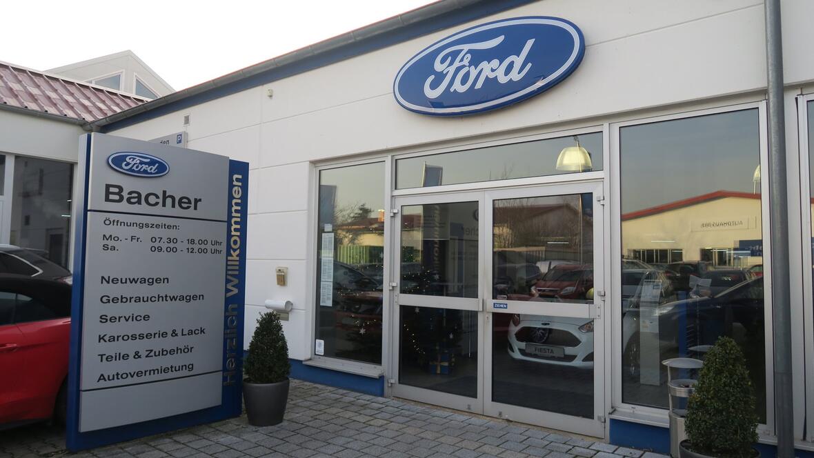 autohaus-bacher-neuburg-gepflasterter-vordereingang-mit-begruenung