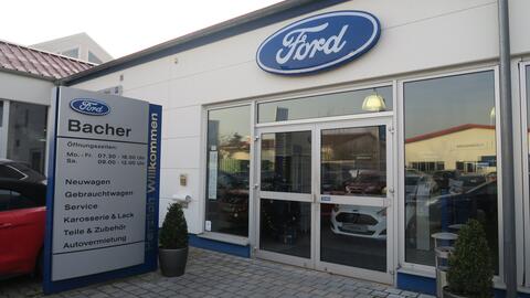 autohaus-bacher-neuburg-gepflasterter-vordereingang-mit-begruenung