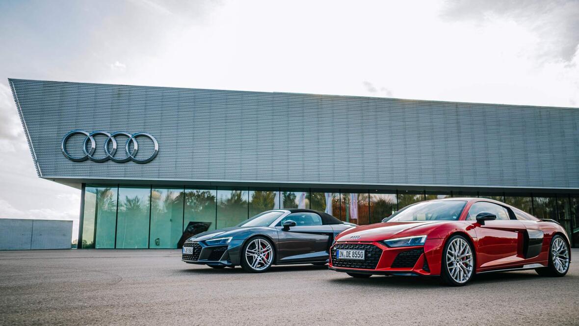 audi-driving-experience-center-neuburg-schwarzes-und-rotes-auto