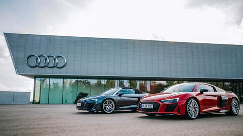 audi-driving-experience-center-neuburg-schwarzes-und-rotes-auto