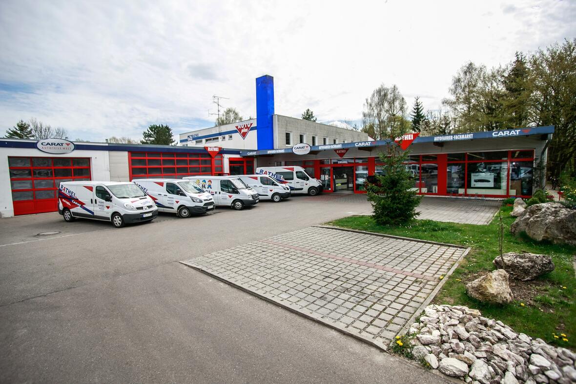 auto-teile-rathei-gmbh-aussenansicht-mit-parkplatz