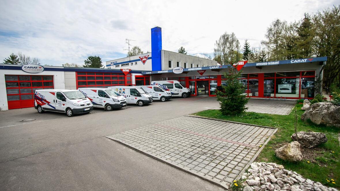 auto-teile-rathei-gmbh-aussenansicht-mit-parkplatz