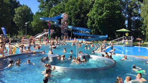 brandlbad-neuburg-das-attraktionsbecken-mit-gaesten