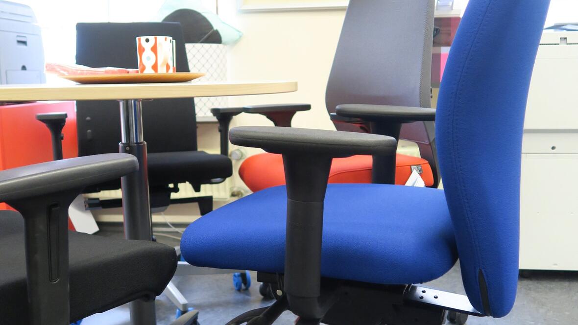 buerostuehle-mit-einstellbaren-roll-tisch-im-kreis