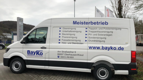 weisses-firmenfahrzeug-der-bayko-gebaeudereinigung-gmbh