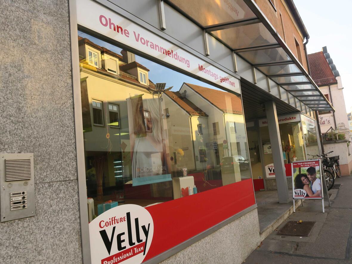 ueberdachter-vordereingang-zur-strasse-mit-schaufenster