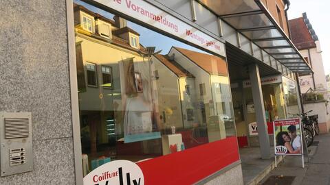 ueberdachter-vordereingang-zur-strasse-mit-schaufenster