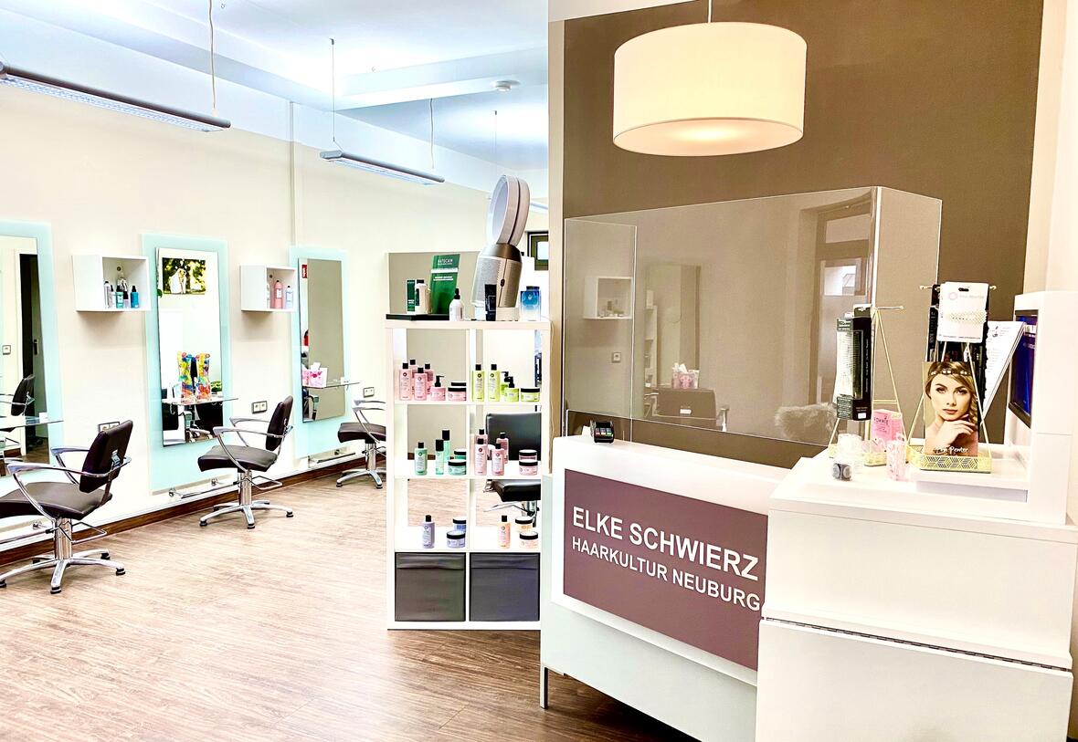 eingangsbereich-mit-blick-auf-den-friseurbereich-von-elkes-schwierz-haarkultur-in-neuburg