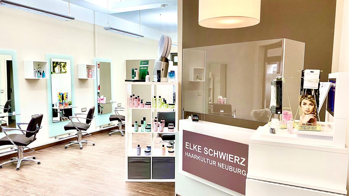 eingangsbereich-mit-blick-auf-den-friseurbereich-von-elkes-schwierz-haarkultur-in-neuburg