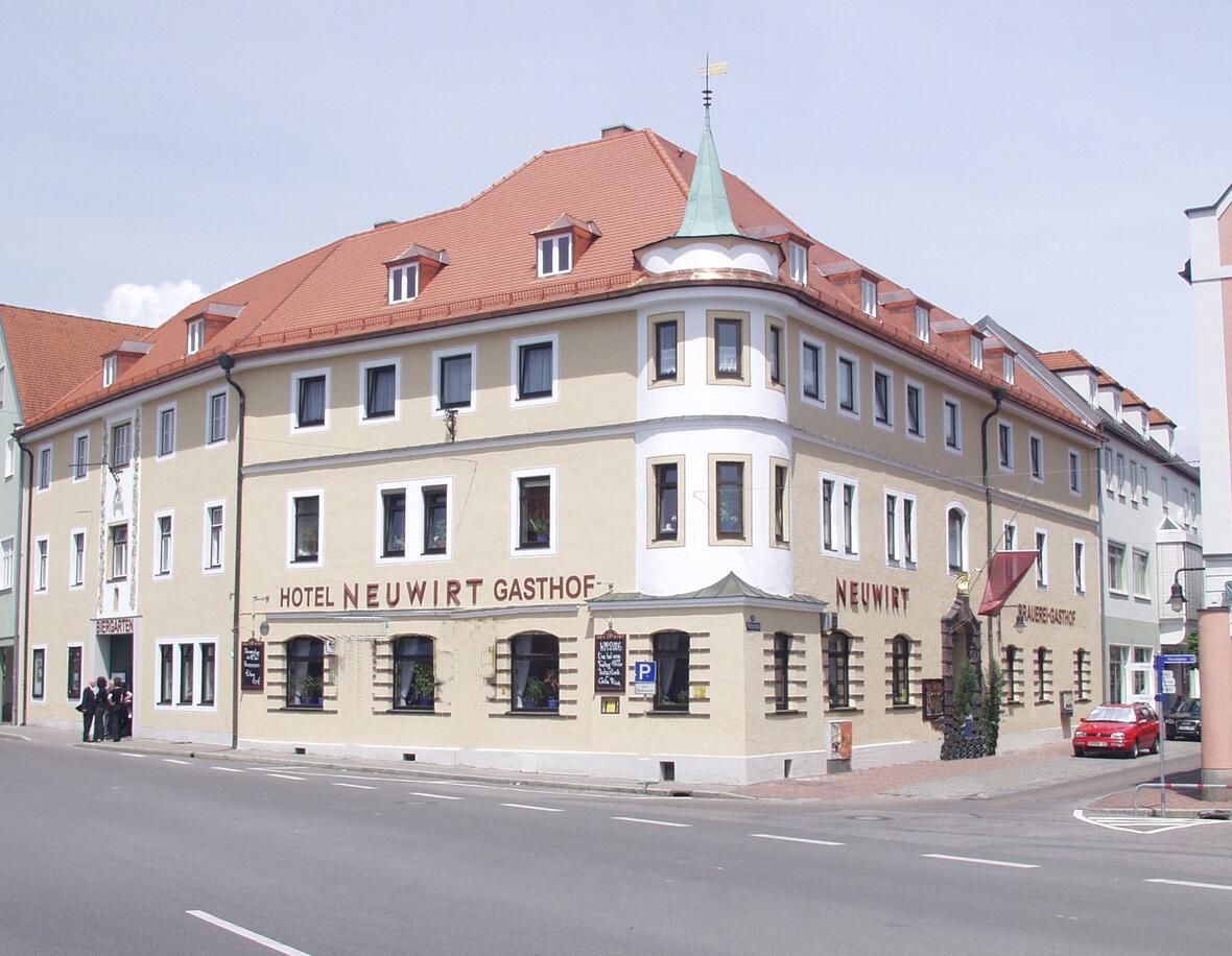 hotel-gasthof-neuwirt-neuburg-das-gebaeude-von-aussen