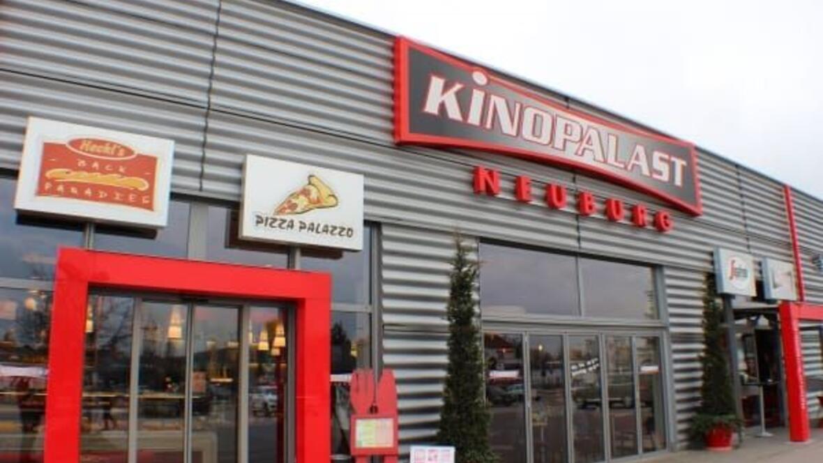 kinopalast-neuburg-zwei-ueberdachte-ein-und-ausgaenge
