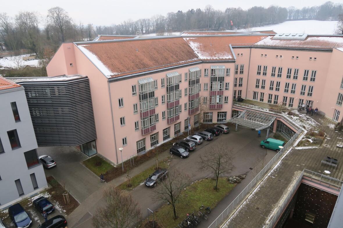 kjf-klinik-sankt-elisabeth-neuburg-linker-fluegel-im-winter