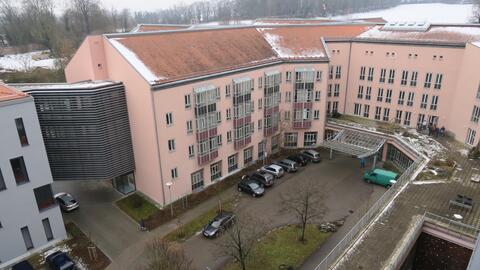 kjf-klinik-sankt-elisabeth-neuburg-linker-fluegel-im-winter