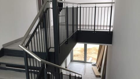 schwarz-und-silbernes-treppengelaender-aus-metall-krajewski-gmbh