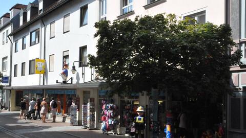 aussenansicht-spielwaren-habermeyer-mit-verkaufsartikel