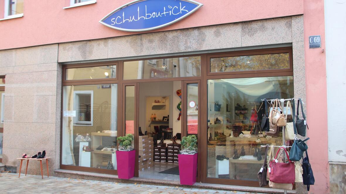 schuhboutick-neuburg-eingang-mit-handtaschen-zum-kaufen