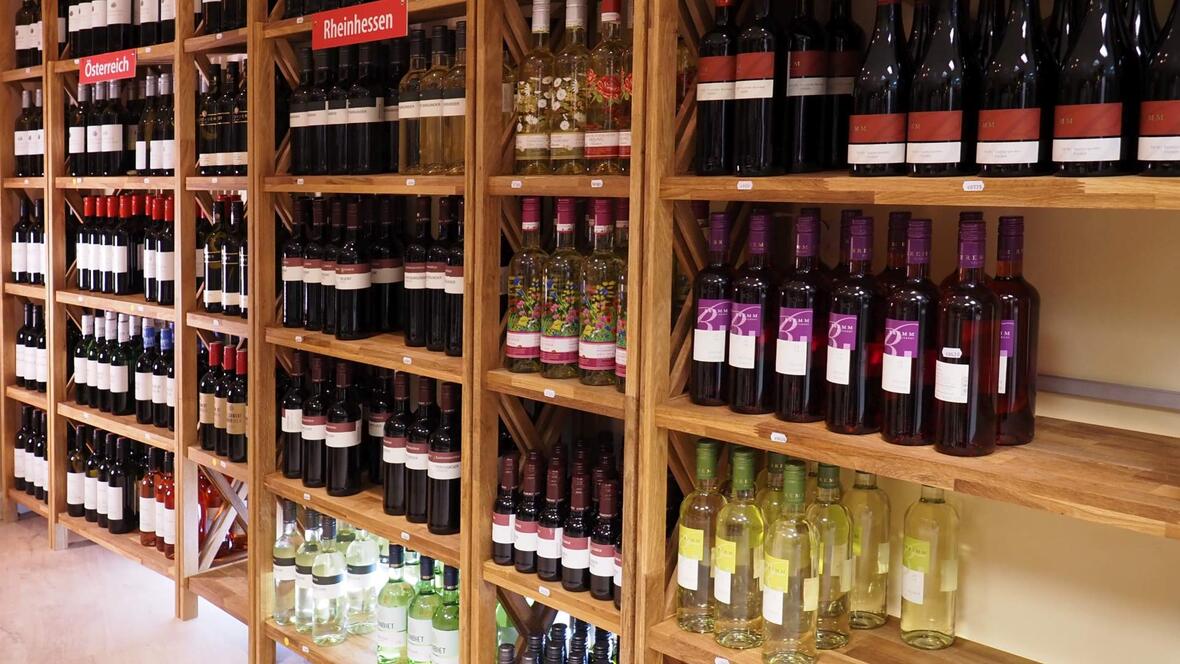 weinregal-mit-vielen-verschiedenen-weinsorten
