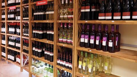 weinregal-mit-vielen-verschiedenen-weinsorten