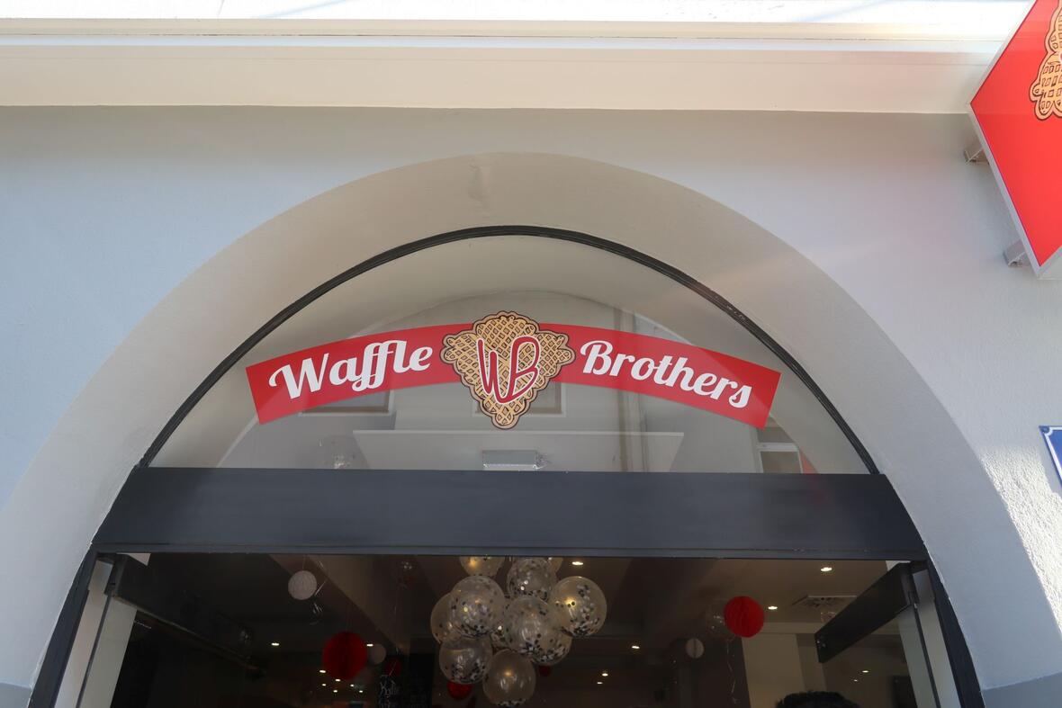 eingang-zu-waffle-brothers-in-neuburg-