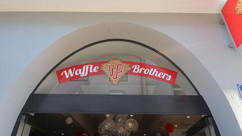 eingang-zu-waffle-brothers-in-neuburg-