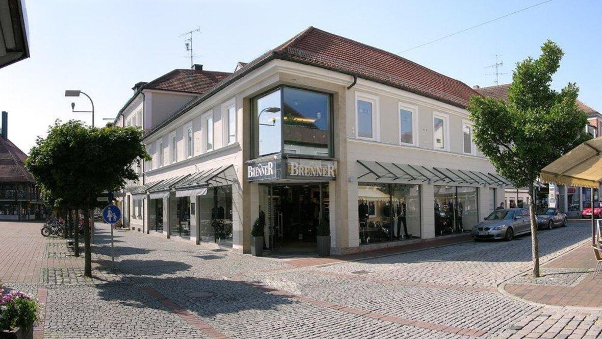 mode-brenner-neuburg-filiale-von-aussen-im-sonnenschein