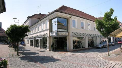 mode-brenner-neuburg-filiale-von-aussen-im-sonnenschein