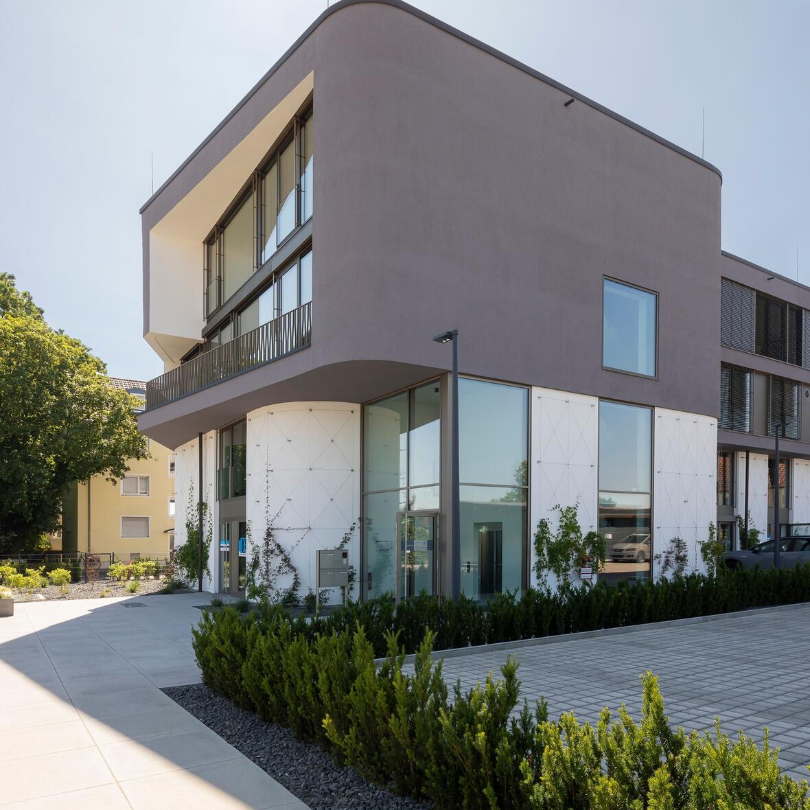 zawi-treuhand-neuburg-aussen-von-den-parkplaetzen-aus